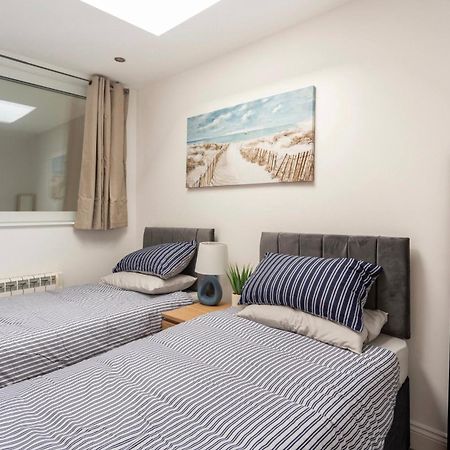 Beautiful 2 Bed Apartment Just Steps To The Beach ウェーマス エクステリア 写真